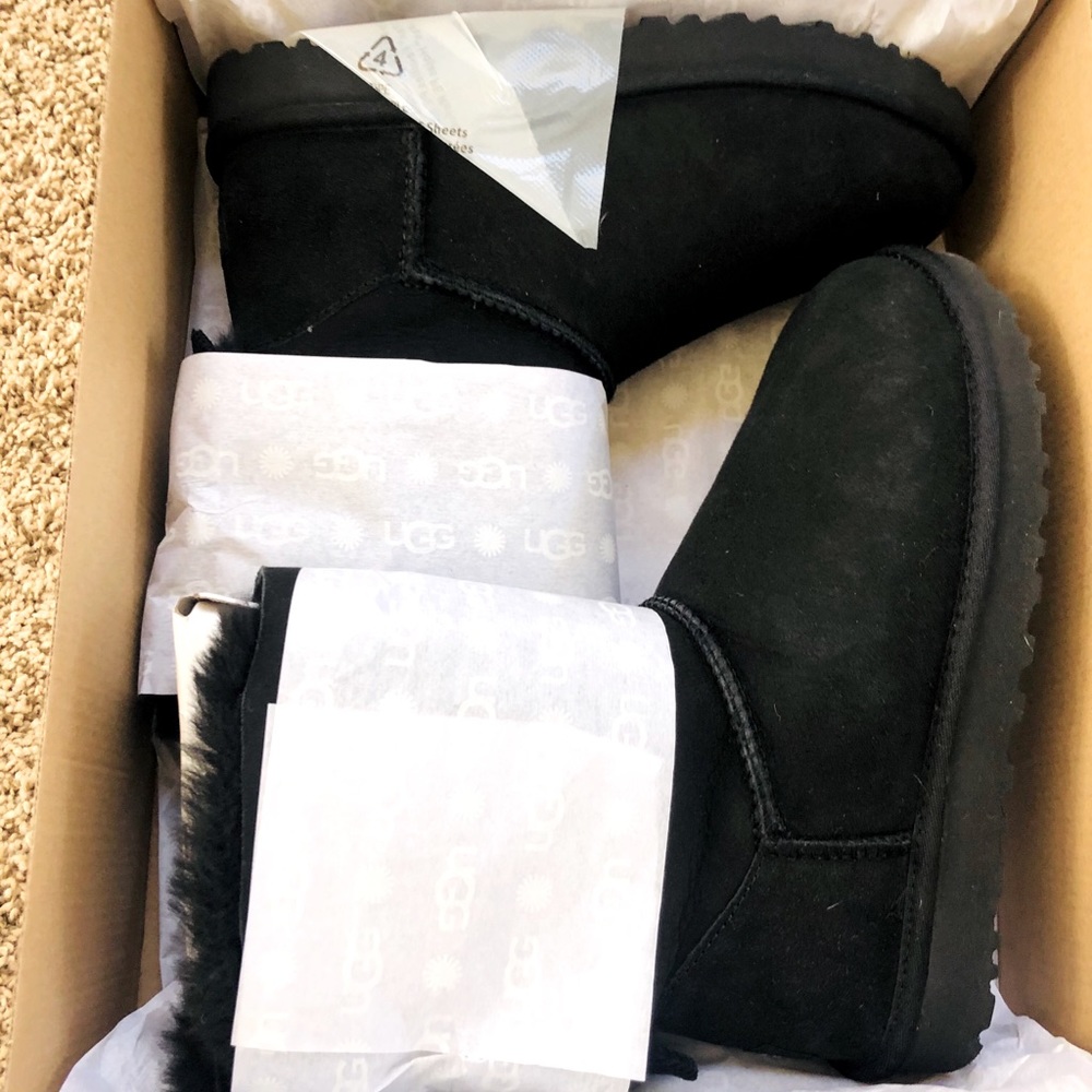 New UGG Bailey Bow Corduroy Short Boot - Black